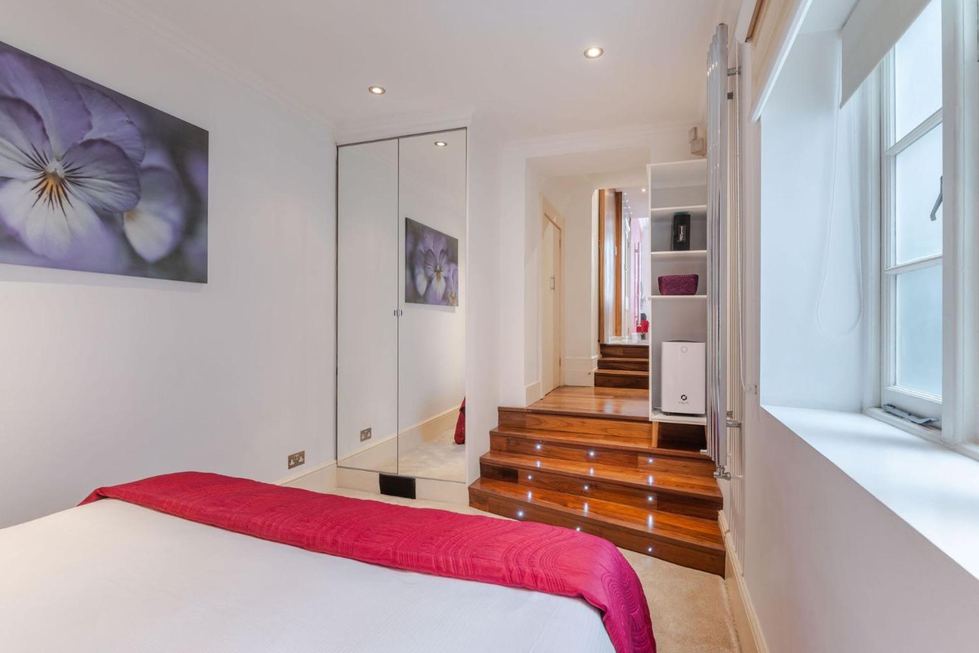 The "Red Room Apartment" - Fitzrovia - By Frankie Says Londýn Exteriér fotografie